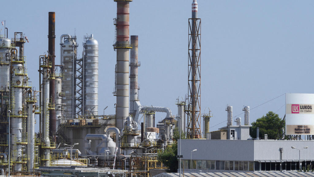 , Infos française: Le géant pétrolier russe Lukoïl vend sa raffinerie italienne à un fonds chypriote
