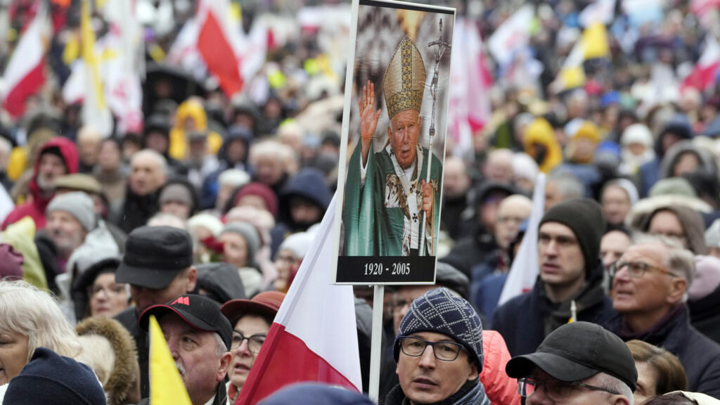 , Infos française: Des milliers de Polonais manifestent pour défendre la réputation de l’ex-pape Jean-Paul II