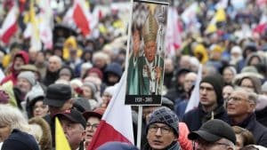 Lire la suite à propos de l’article Infos française: Des milliers de Polonais manifestent pour défendre la réputation de l’ex-pape Jean-Paul II