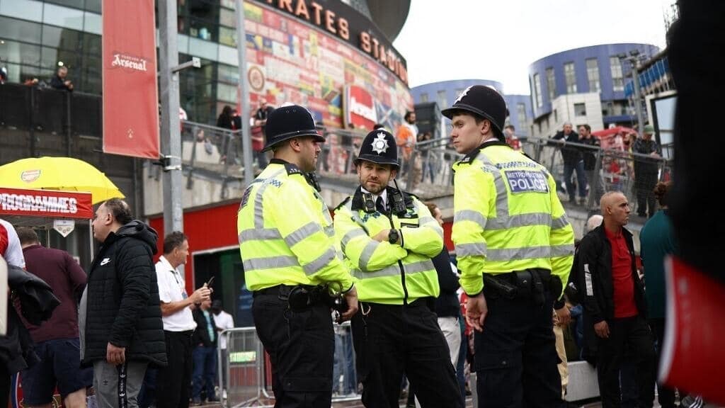 You are currently viewing Actu française: des policiers londoniens rendent leurs armes après une inculpation pour meurtre