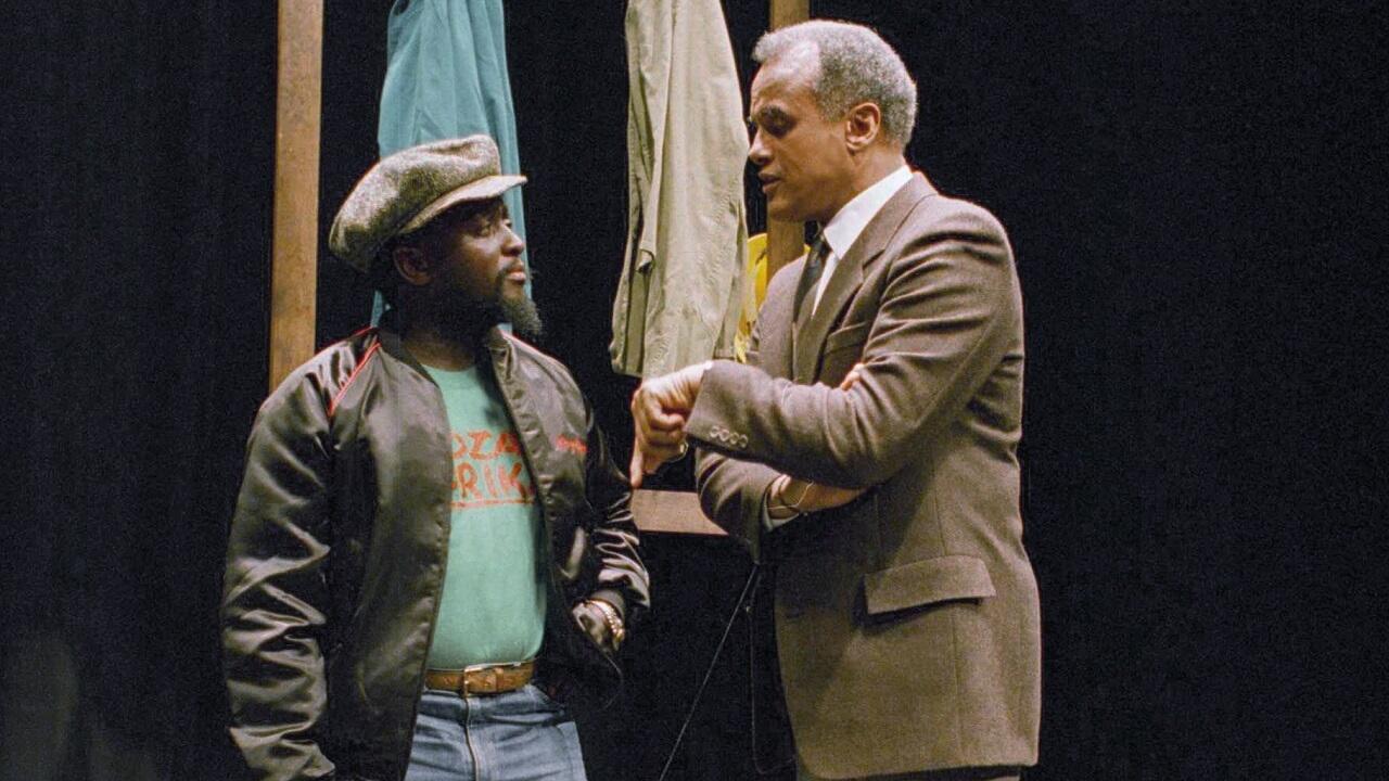 Mbongeni Ngema (à gauche) en pleine discussion avec Harry Belafonte (à droite) au Jack Lawrence Theatre de New York, le 14 avril 1987.